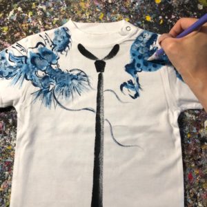 手描きTシャツは、あたり前ですが1枚1枚　表も裏も手描きです。