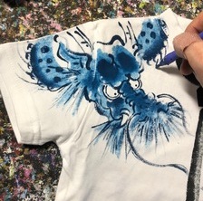 手描きTシャツは、あたり前ですが1枚1枚　表も裏も手描きです。